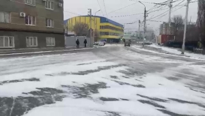 На Ставрополье дорожные службы обрабатывают реагентами дороги по всему краю