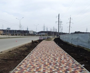 В Ставрополе завершат оборудование нового тротуара у диагностики