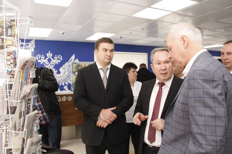 Алексей Волин (на фото справа) знакомится с работой отделения