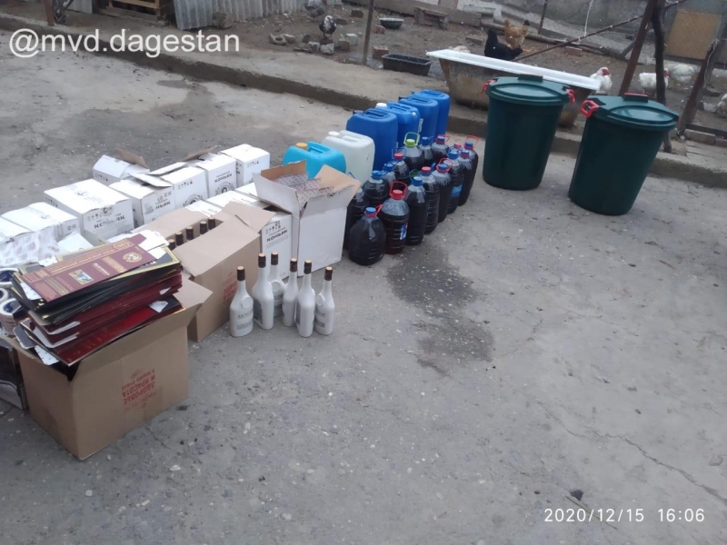 В Дагестане полиция накрыла цех по производству контрафактного алкоголя