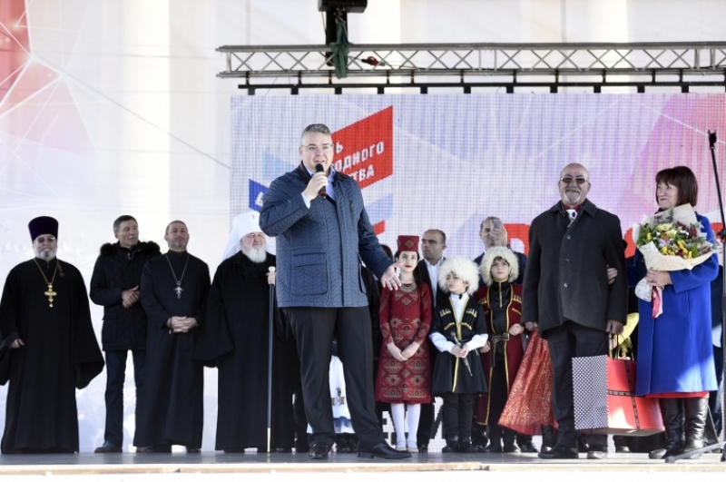 На главной площади Ставрополя 4 ноября чествовали «золотых» супругов