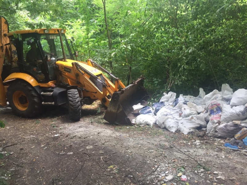 Злоумышленник свалил груды мусора прямо на лесные тропинки