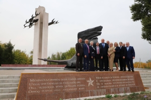 Делегаты из Дагестана посетили мемориал «Белые журавли» в Узбекистане