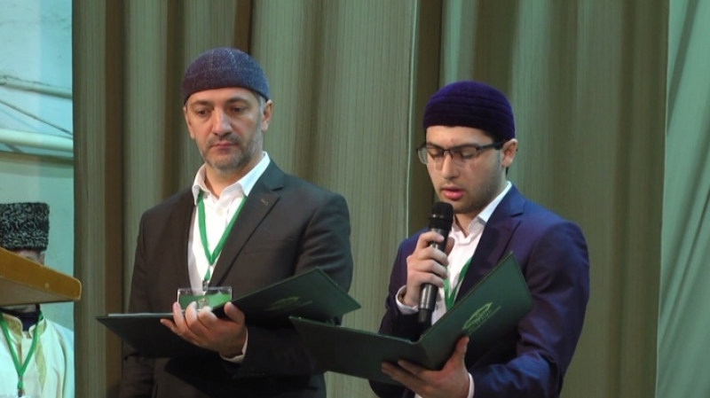 Глава КЧР вручил путевки в хадж профессиональным чтецам Корана