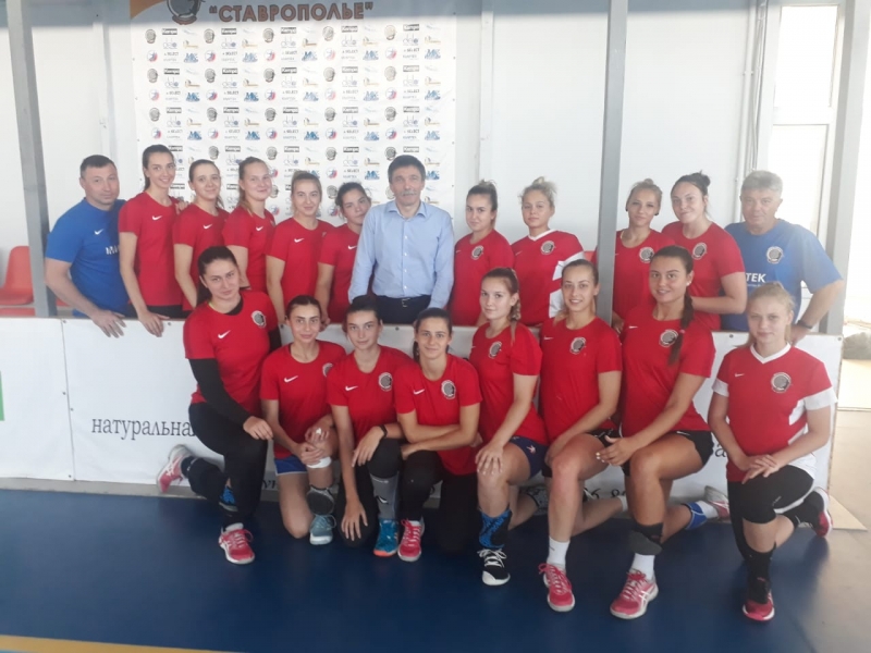 Первый вице-спикер Думы Ставрополья посетил тренировку «золотых» гандболисток