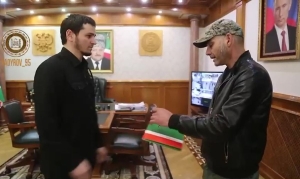 Отличившемуся на Украине чеченскому военнослужащему подарили квартиру
