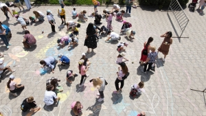В станице Ессентукской на Ставрополье дети нарисовали для мам огромную открытку