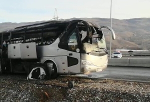 На въезде в Кисловодск сгорел туристический автобус. Видео