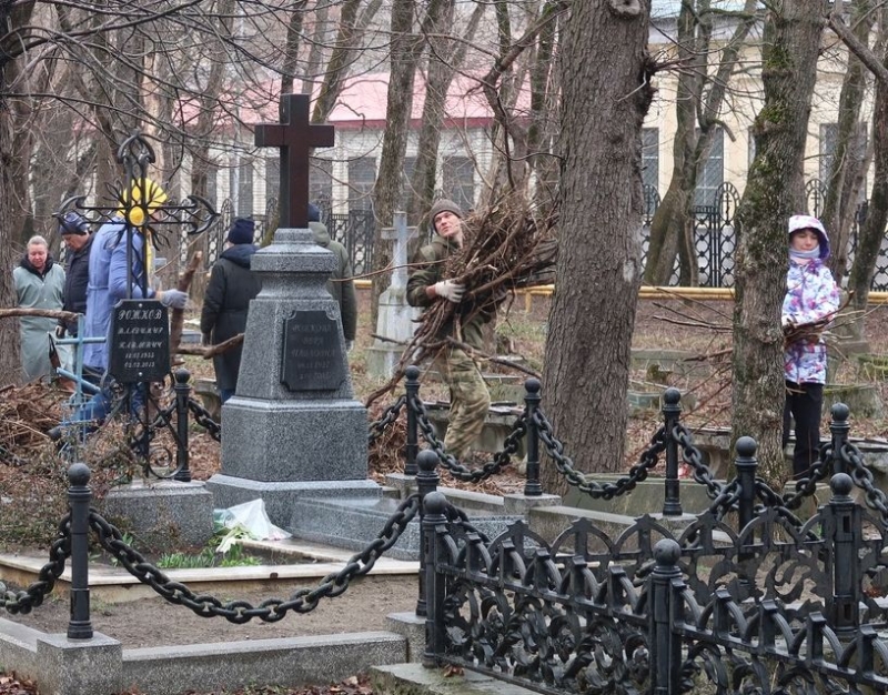 Музейщики собрали КамАЗ мусора на старейшем кладбище Ставрополя