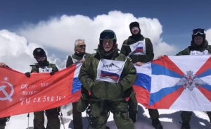 Военные альпинисты совершили восхождение на Эльбрус в честь Дня России