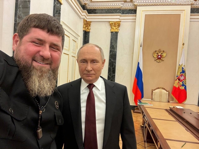 <i>Кадыров доложил Президенту России о службе чеченских подразделений на СВО</i>