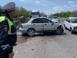 Вблизи Минвод при столкновении с бетонным ограждением погиб водитель легковушки