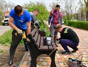 В центре Буденновска установили экологичную уличную мебель