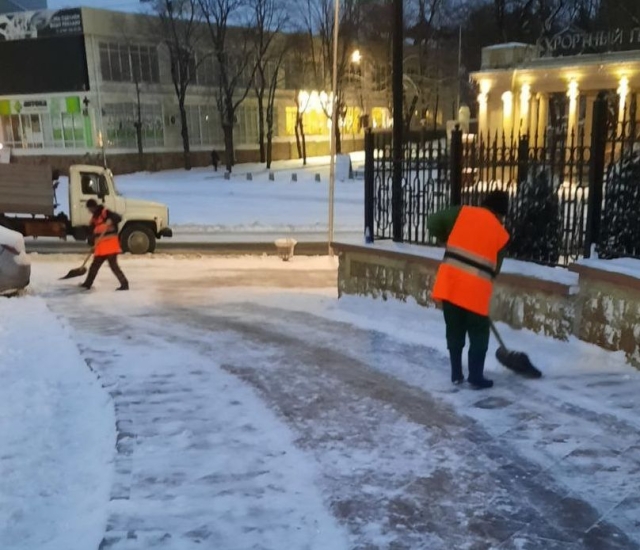 <i>В Ессентуках с раннего утра дворники приступили к расчистке тротуаров от снега</i>