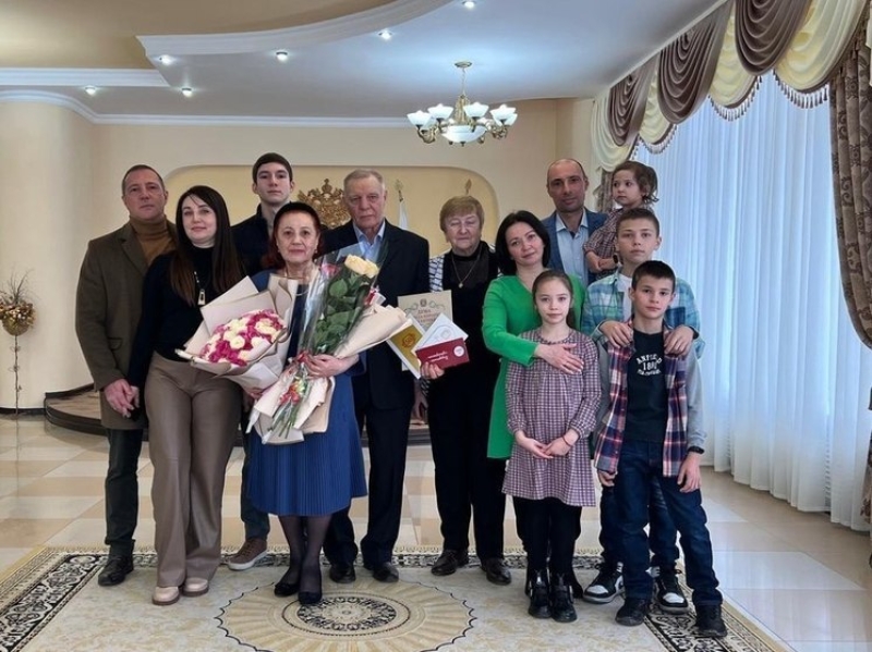 В ЗАГСе Ессентуков поздравили семью Гузий с золотой свадьбой
