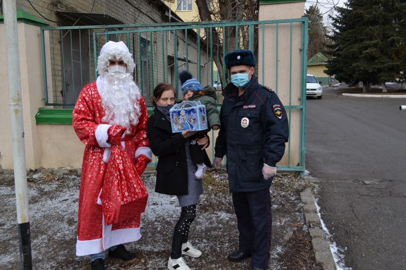 В Предгорном районе «Полицейский Дед Мороз» навестил детей из семей, находящихся в трудной жизненной ситуации