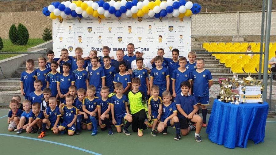 Казаки поздравили футбольную детскую школу Новопавловска с первым днем рождения
