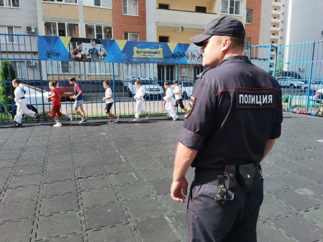 <i>Ставропольские полицейские с общественниками устроили зарядки с детьми</i>