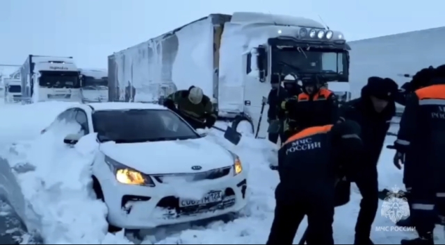 <i>МЧС предупредило водителей со Ставрополья о пробке на трассе М-4 Дон»</i>