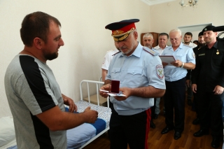 Глава МВД по ЧР Руслан Алханов в Грозном поощрил за храбрость двух раненых полицейских