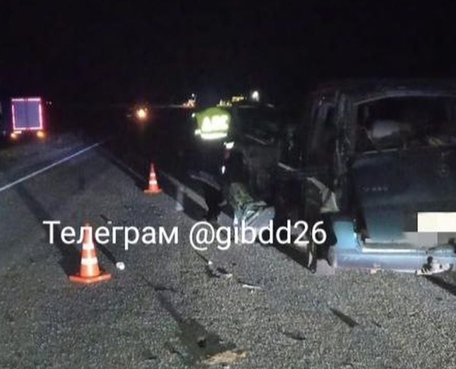 <i>В темноте в Арзгирском округе «ГАЗель» врезалась в стоящий на аварийке Mercedes</i>