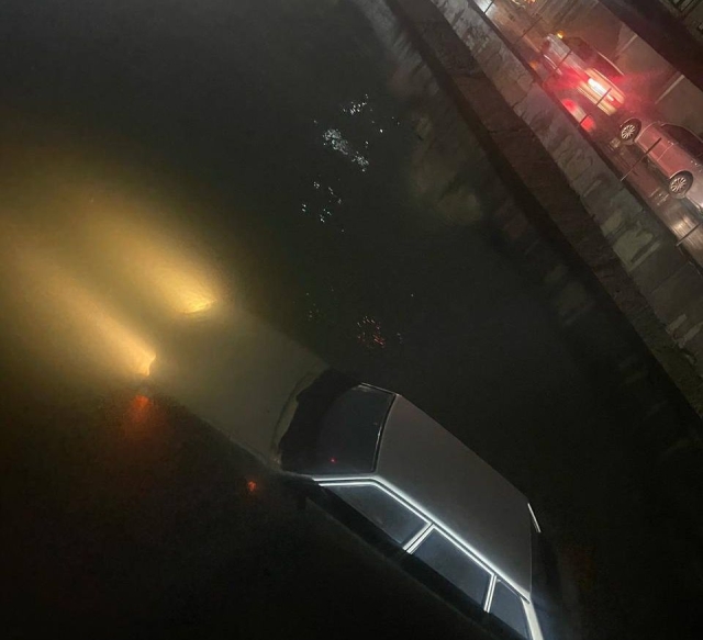 <i>В Махачкале в канале КОР снова утонула машина</i>