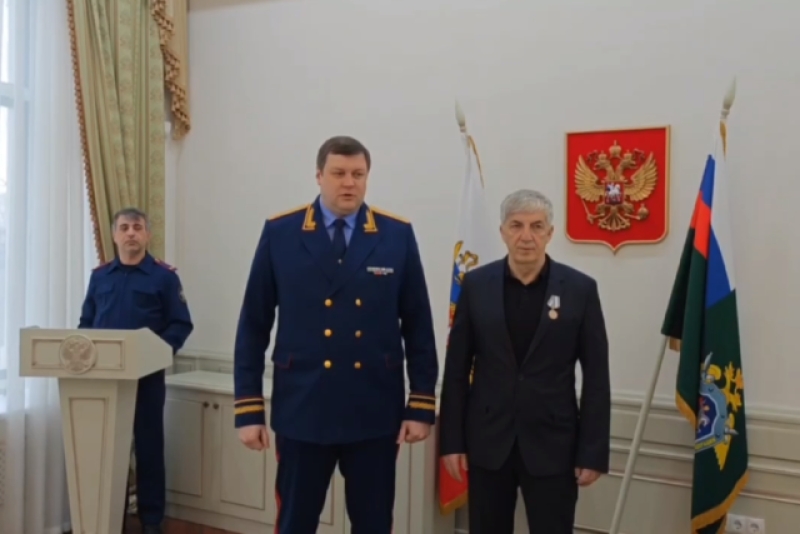 В СКР наградили депутата Абакарова за мужество при беспорядках в аэропорту Махачкалы