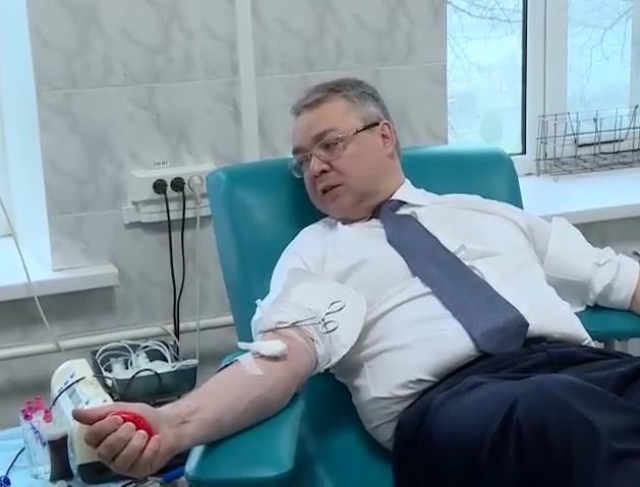 <i>Глава Ставрополья в очередной раз стал донором крови. Видео</i>