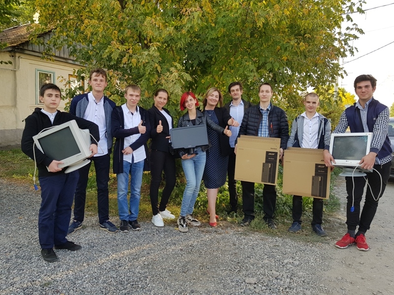 В Пятигорске детям из малоимущих семей подарили компьютеры
