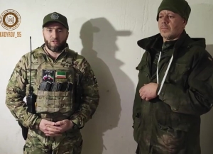 Чеченские бойцы показали новый трофей — «счастливчика» Евгения