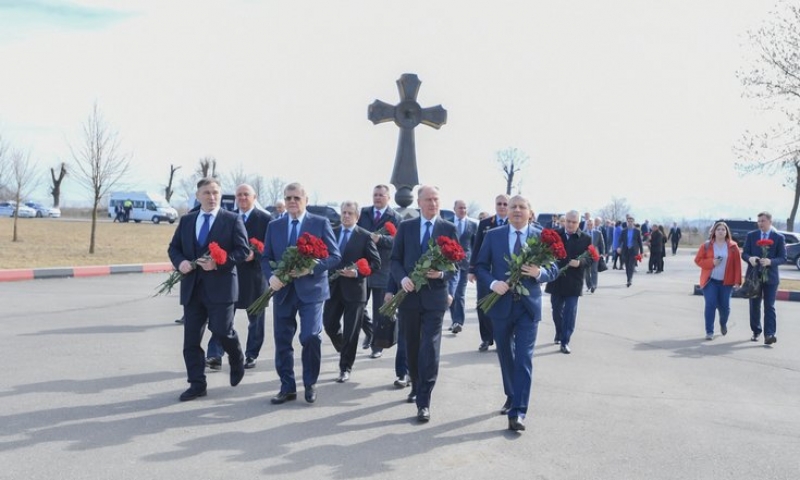 Николай Патрушев и Юрий Чайка возложили цветы к памятнику жертвам теракта в здании школы № 1