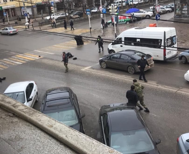 В Грозном у Дома моды двое с ножами напали на сотрудников ППС