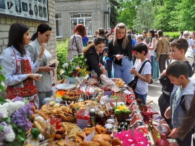 <i>В Ессентуках на ярмарке национальной кухни в помощь СВО собрали 300 тысяч рублей</i>