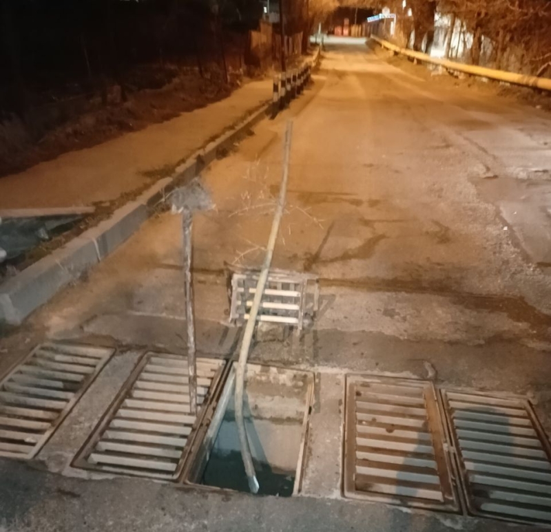 В Ставрополе дорожники оперативно устранили деформацию ливневки после проезда фуры