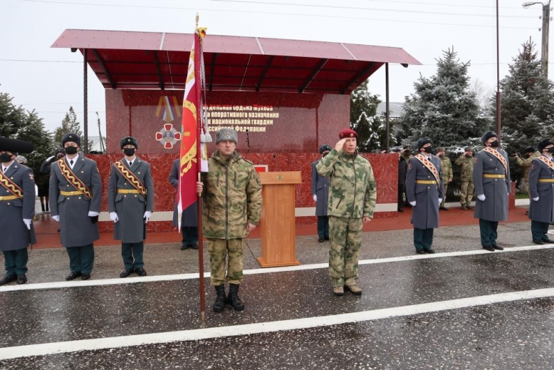 Директор Росгвардии вручил боевое знамя Грозненской бригаде войск
