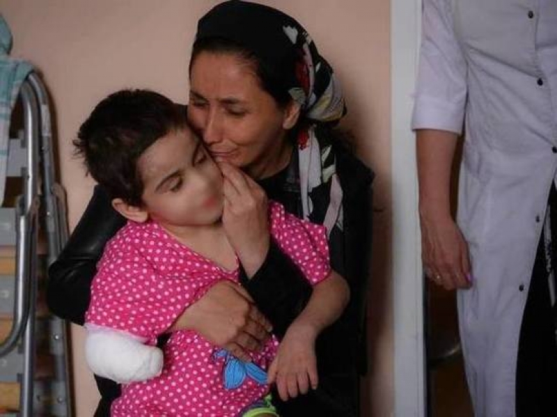 Аиша Ажигова в больнице со своей матерью
