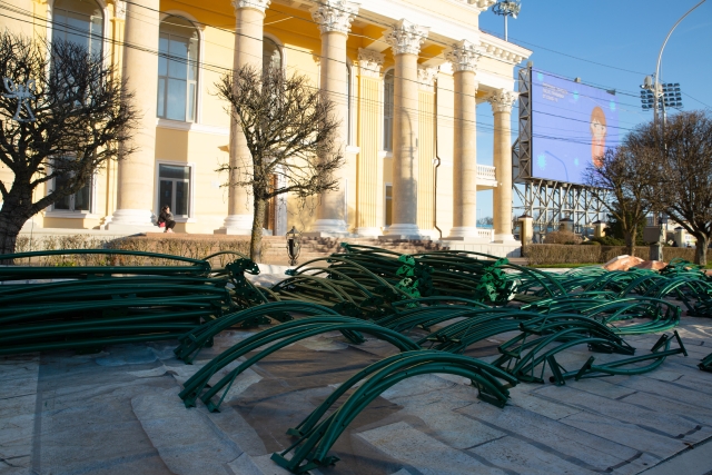 <i>В Ставрополе начали устанавливать 33 ёлки на центральной площади</i>