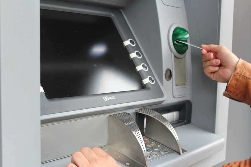 Мошенник убедил пенсионерку провести ряд операций у банкомата
