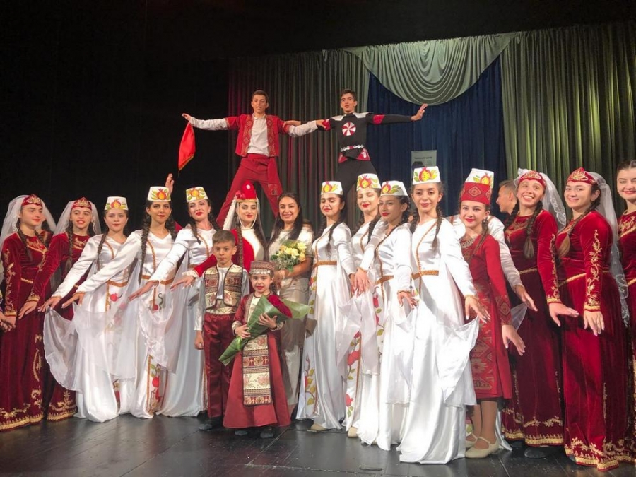Ансамбль армянского танца "Наири" из Ставрополя станцевал на площади Еревана