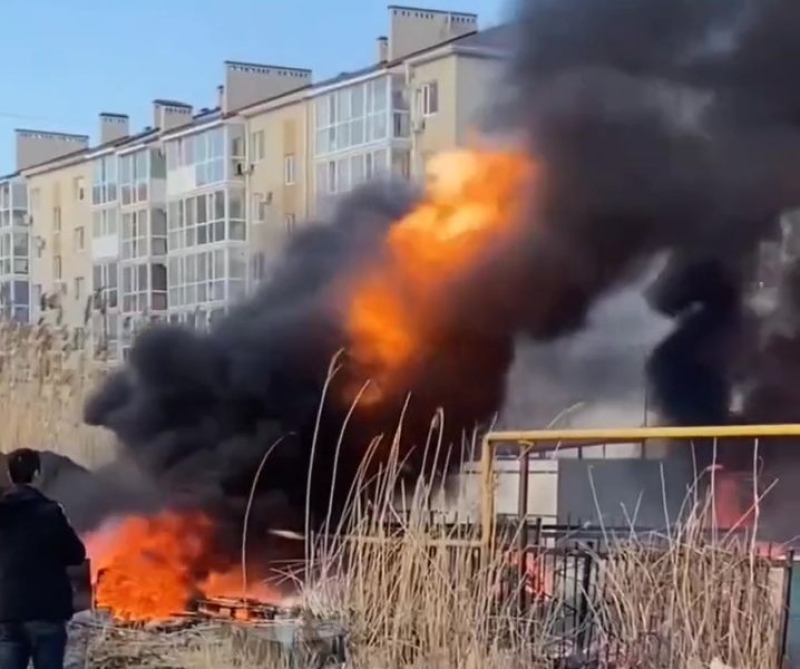 В Ставрополе пожарные тушат возгорание у газопровода в ЖК «Радуга»