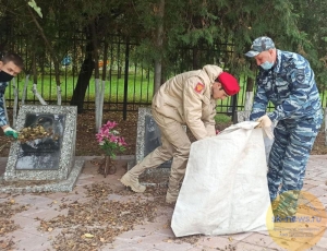 Юнармейцы и сотрудники полиции Курского округа провели уборку мемориала