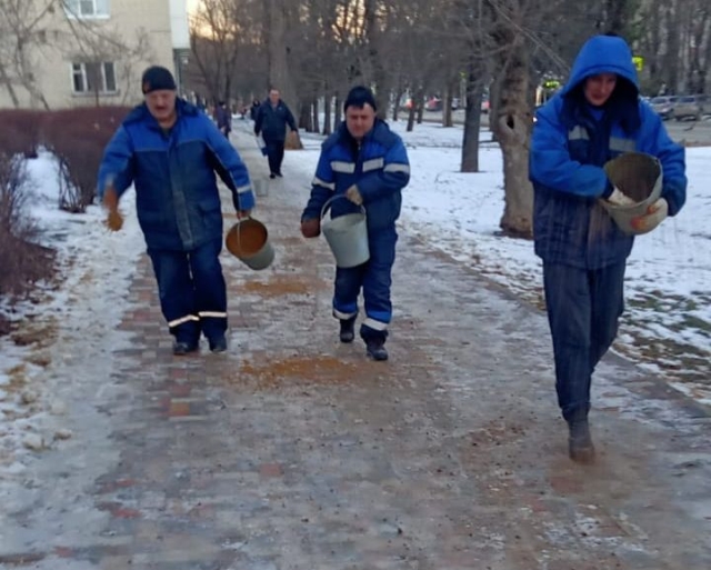 <i>В Ставрополе коммунальщики обработали тротуары от льда 500 тоннами реагентов</i>