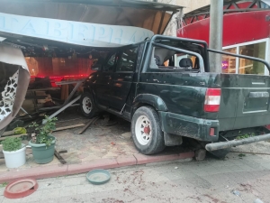 В КЧР водитель «УАЗ PICKUP» не справился с управлением и врезался в кафе