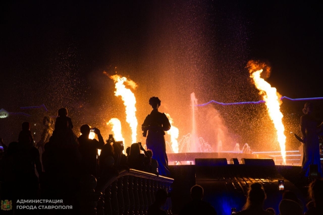 <i>Сезон фонтанов в Ставрополе начался со светомузыкального шоу на Владимирской площади</i>