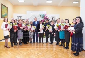 Глава Северной Осетии накануне 8 марта вручил госнаграды отличившимся женщинам