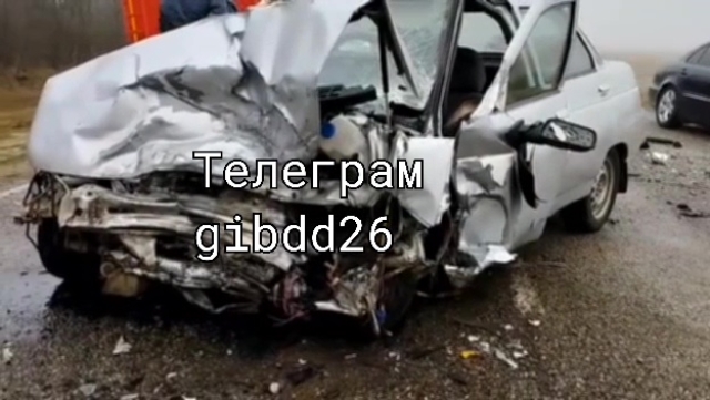 <i>На востоке Ставрополья в лобовом столкновении погиб 38-летний водитель. Видео</i>