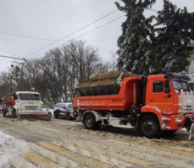<i>Коммунальщики вывезли за неделю из Ставрополя 14,5 тысячи тонн снега</i>