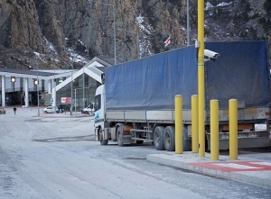 В Северной Осетии мощный камнепад едва не снёс автомобили: Видео