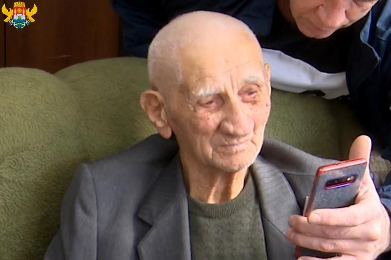 Cалман Дадаев поздравил со 100-летием ветерана из Махачкалы