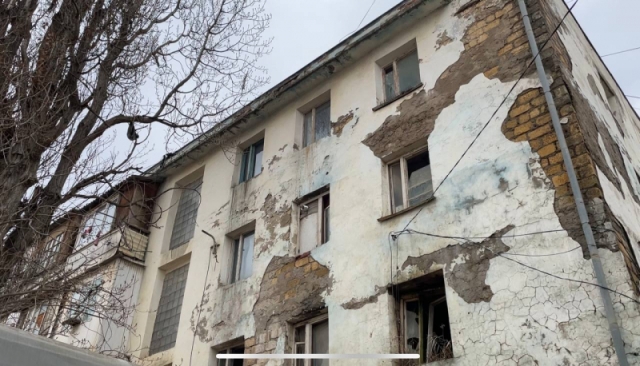 <i>Жильцы аварийного дома в Каспийске Дагестана потребовали расселения</i>